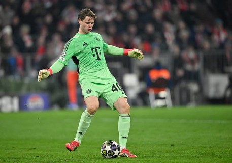 Goalkeeper Jonas Urbig FC Bayern Munich FCB (40) Action on the ball Football, Champions League,