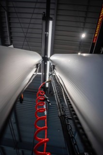 Perspective view of two columns in a workshop with suspension for inner tube, Waldbike Manufaktur,