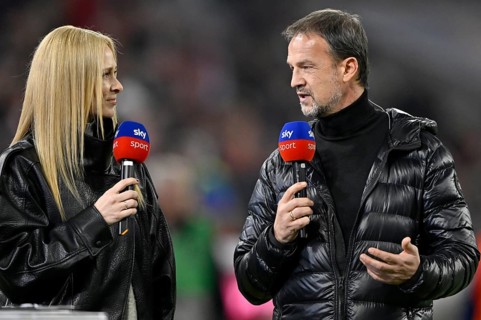 SKY presenter reporter Britta Hofmann interviewed microphone microphone logo TV expert Fredi Bobic,