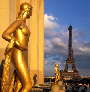 Blick vom Trocadéro mit den goldenen Statuen und Blick auf den Eiffelturm, Paris, Frankreich