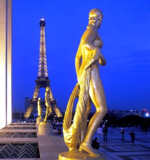 Die vergoldeten Statuen vom Trocadéro, hinten der 330m hohe Eifflturm, gebaut zum 100. Jahrestag