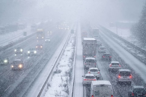 The onset of winter in North Rhine-Westphalia, heavy snowfall, A3 motorway near Hilden, near