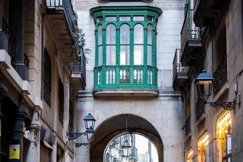 Narrow alley and bridge in the Gothic Quarter in the historic centre of Barcelona, Spain