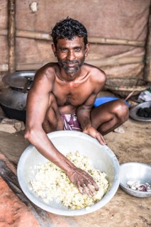 Labourer with rice bowl, Dhaka, Bangladesh