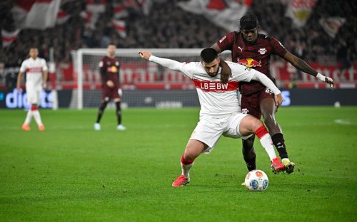 One-on-one, action Deniz Undav VfB Stuttgart (26) against Castello Lukeba RasenBallsport RB Leipzig