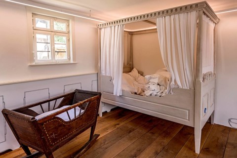 Parlour, bedroom with four-poster bed and cradle, House Heck from Friedensdorf, Hessenpark Open-Air