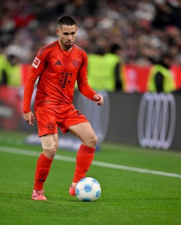 Raphael Guerreiro FC Bayern Munich FCB (22) Action on the ball Allianz Arena, Munich, Bavaria,
