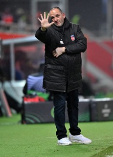 Coach Frank Schmidt 1. FC Heidenheim 1846 FCH gesture showing 5 with hand, UEFA Conference League,