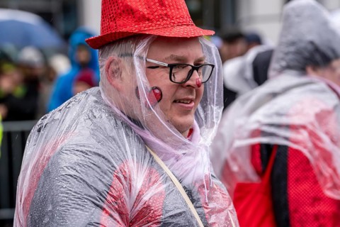 Rose Monday procession in Düsseldorf, parade participants, foot groups, make themselves rainproof,