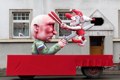 Putin punctures Hoppeditz with a sword, which hits him on the skull with a fool's flatbed, freedom