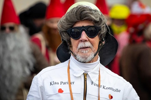 The Klaa Paris carnival parade passes through the streets of Frankfurt's Heddernheim, Heddernheim,