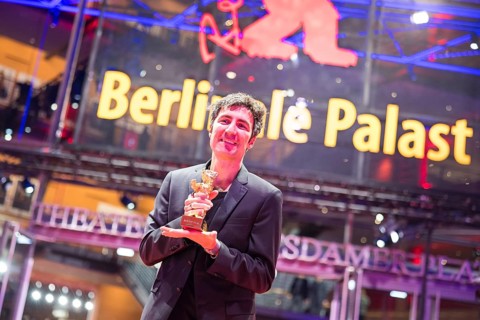 Ilker Çatak poses with the Golden Bear as director of the film Arctia flavia (Yellow Letters) for