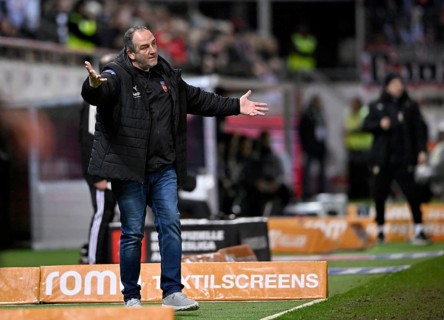 Coach Coach Frank Schmidt 1. FC Heidenheim 1846 FCH on the sidelines gesture gesture soccer