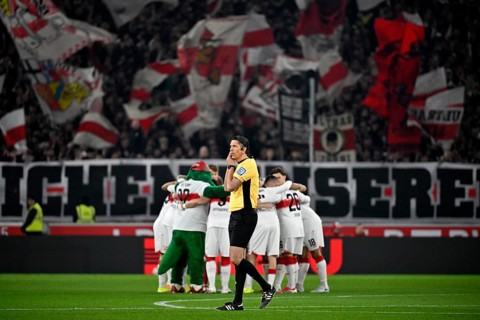 Team building, circle of the team in front of the start of the game VfB Stuttgart, in front of