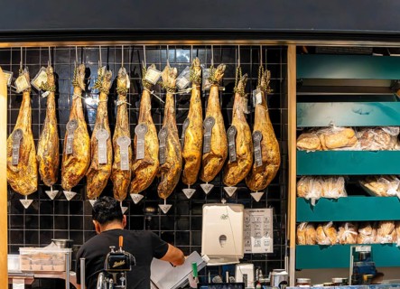 The Mercadeo da Ribeira, also known as TimeOut Market, is the best address for Portuguese
