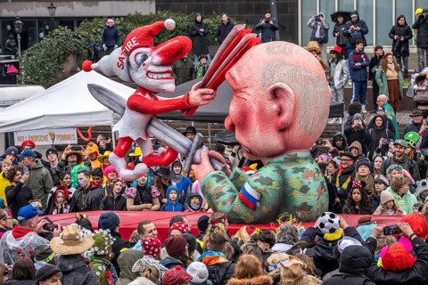 Rose Monday procession in Düsseldorf, theme car by wagon maker Jacques Tilly, Putin impales the