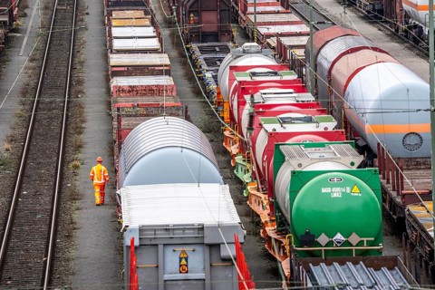 Shunters, check the assembled freight cars at the Hagen-Vorhalle marshalling yard, is one of the 9