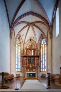 The Romanesque church (first mentioned in 1151) has valuable stained glass from the middle of the