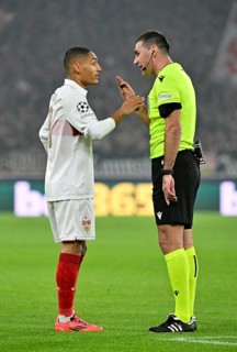 Referee Referee Rade Obrenovic (SVN) Gesture Gesture in conversation Discussion with Enzo Millot