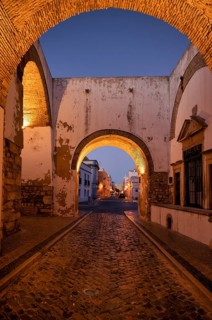Night shot, city archway, archway, Arco do Repouso, street lamp, old town, Faro, dusk, evening