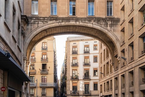 Building bridge in the historic centre of Barcelona, Spain