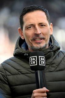Coach Dino Toppmöller Eintracht Frankfurt SGE Portrait in interview Microphone Micro Logo DAZN