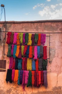 Wool for drying in the dyer's souk, colours, basic colours, presentation, wall, facade, house