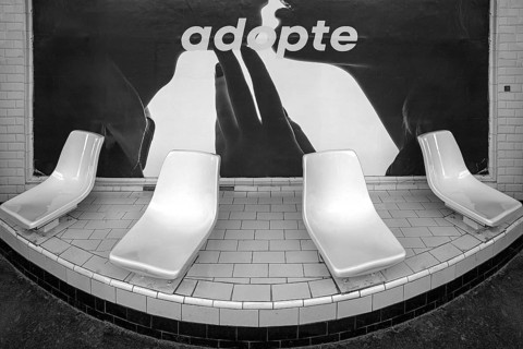 Seats in a metro station, black and white, Paris, Fankreich