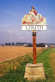 Dorfschild mit der Darstellung der Urkunde von König Edweard VI. von 1551, Louth, Lincolnshire,