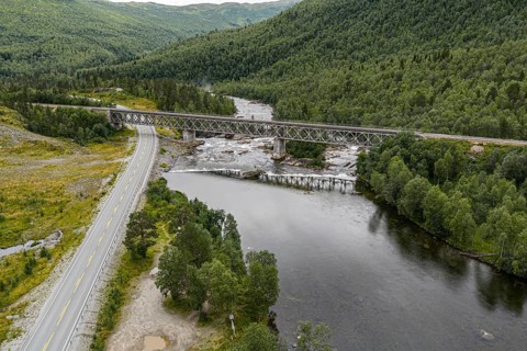 Raufjellfossen railway bridge, Nordland railway (Nordlandsbanen), waterfall at Ranelva river, near