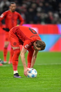 Preparation for penalty kick, Harry Kane FC Bayern Munich FCB (09) Allianz Arena, Munich, Bavaria,