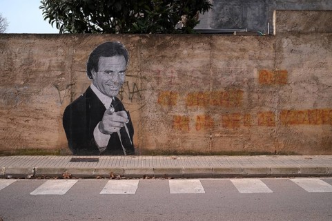 Graffiti, picture, mural, painting by Julio Iglesias de la Cueva on a stone wall, frequent star