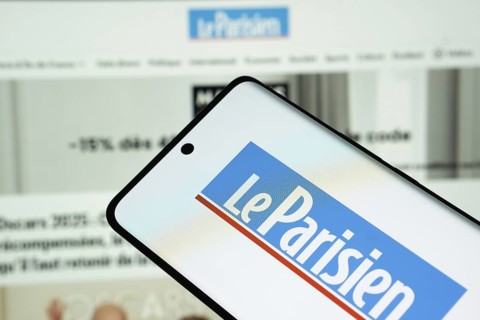 The logo of the newspaper le parisien is displayed on a smartphone screen, and the website le
