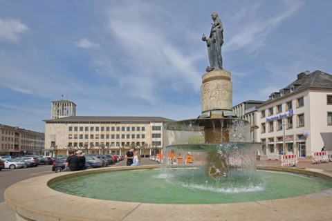 Marienbrunnen built in 1954 and town hall, people, Großer Markt, Saarlouis, Saarland, Germany