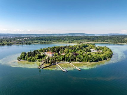 Die Insel Mainau im Bodensee mit dem Schiffanleger und dem barocken Schloss Mainau, erbaut zwischen
