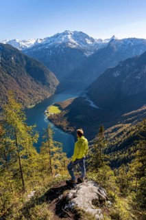 Mountaineers at the Archenkanzel viewpoint, panoramic view of the Königssee, autumn forest and