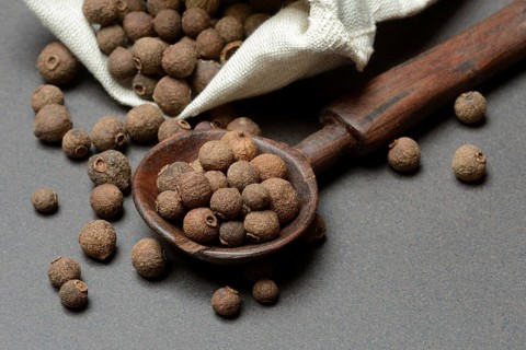 Allspice, peppercorns in wooden spoon, Pimenta dioica