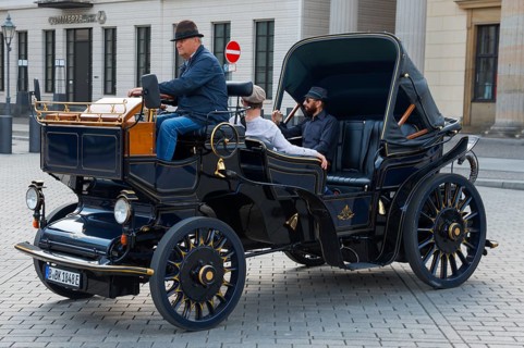 A carriage with three passengers on a historic cobbled street, city tour, e-carriage, electric