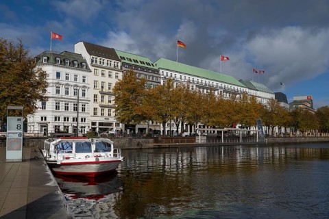 Building with Hotel Vier Jahreszeiten, Neuer Jungfernstieg, Inner Alster Lake, Hamburg, Germany