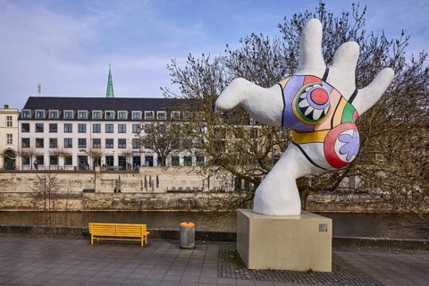 Nana, sculptor Niki de Saint Phalle, polyester sculpture, bench, public rubbish bin, riverside