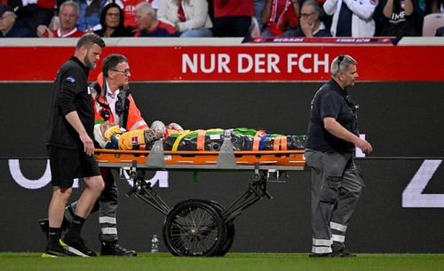 Goalkeeper Kevin Müller 1. FC Heidenheim 1846 FCH (01) is stretchered out of the stadium with a
