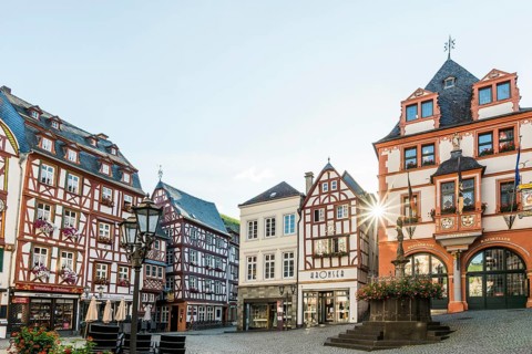 Market square with medieval half-timbered houses, Bernkastel-Kues, Moselle, Rhineland-Palatinate,