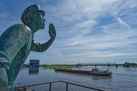 The Lauenburg Caller, a bronze figure by sculptor Karl-Heinz Goedtke, stands in Elbstraße in the