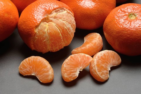 Clementines and clementine pieces, clementine