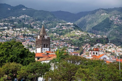 Late Gothic church, Cathedral Sé Catedral de Nossa Senhora da Assunção, old town and mountains,