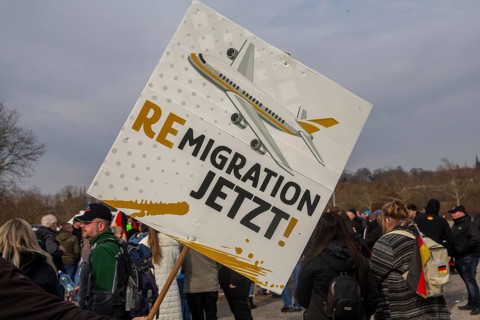Aschaffenburg: Demo against left-wing agitation and violence***A sign reads REMIGRATION NOW