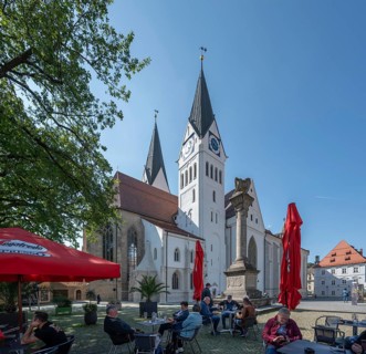 Eichstätt Cathedral with café on the cathedral square, Eichstätt, Upper Bavaria, Germany