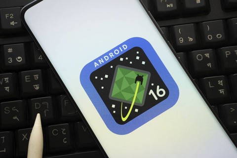 The logo of the Android 16 is displayed on a smartphone screen