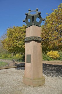 Column with pentagon dodecahedron, dodecahedron, polyhedron, three-dimensional, regular, polygon,