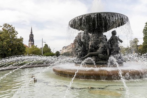 Fountain Stille Wasser by Robert Diez on Albertplatz, in the background the Dreikönigskirche,